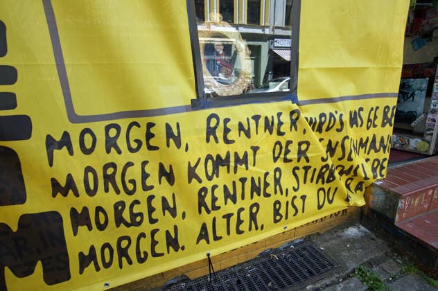 Der Buchladen Golden Shop im Bremer Steintorviertel hat im Juni 2026 seine gelbe, mit schwarzen Sprüchen bemalte Fassade mit einem Transparent verhüllt, das in derselben Gestaltung angebliche Zitate von Kulturstaatsminister Wolfram Weimer wiedergibt. Damit reagiert die linke Buchhandlung auf die Entscheidung des konservativen Politikers, ihr nicht den Deutschen Buchhandlungspreis zu verleihen, obwohl eine Jury die Buchhandlung dafür auserwählt hatte. Als Begründung erwähnte er nicht näher erläuterte Erkenntnisse des Verfassungsschutzes. Auf dem Transparent steht auch eine Strophe aus einem Gedichtband namens Kopfpilz, den Weimer als junger Mann 1986 im Eigenverlag veröffentlichte: Morgen, Rentner, wirds was geben. Morgen kommt der