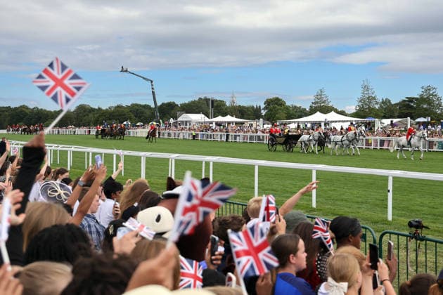 17.06.2026, Ascot, Windsor, GBR - Royal Procession on the track. Ascot racecourse. (Royal Procession, Kutschen, Gelaeuf, Zuschauer, Besucher, Publikum) 260617D527ROYAL_ASCOT.JPG *** June 17, 2026, Ascot, Windsor, GBR Royal Procession on the track at Ascot Racecourse