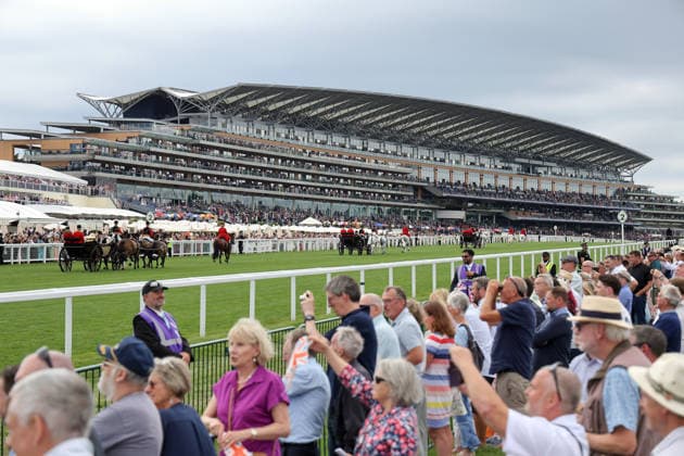17.06.2026, Ascot, Windsor, GBR - Royal Procession on the track in front of the grandstand. Ascot racecourse. (Royal Procession, Kutschen, Gelaeuf, Tribuene, rcotw, Anlage, Ansicht, Zuschauer, Besucher, Publikum) 260617D528ROYAL_ASCOT.JPG *** June 17, 2026, Ascot, Windsor, UK Royal Procession on the track in front of the grandstand at Ascot Racecourse Royal Procession, carriages, track, grandstand, rcotw, grounds, view, spectators, visitors, audience 260617D528ROYAL ASCOT JPG,detected_source_language