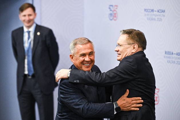 RUSSIA, REPUBLIC OF TATARSTAN - JUNE 17, 2026: Rosatom State Corporation Director General Alexei Likhachev and Rustam Minnikhanov, Head of the Republic of Tatarstan, (R-L front) embrace at the 2026 Russia-ASEAN Summit at the Kazan Expo Exhibition Centre in Bolshiye Kabany, southeast of Kazan Russia  - ZUMAt113 20260617_zaa_t113_288 Copyright: xSergeixBobylevx
