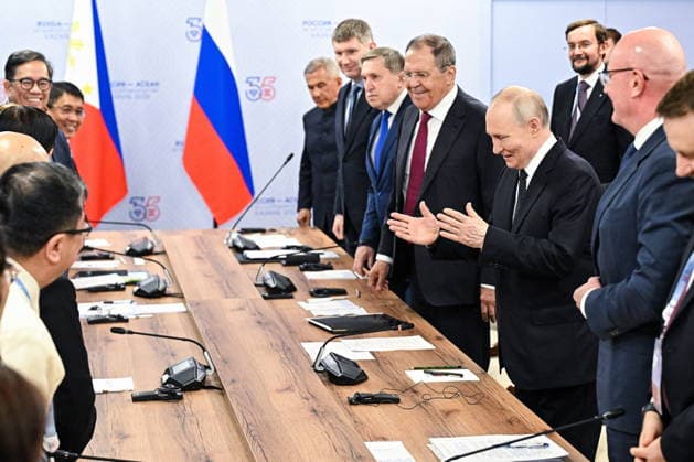 RUSSIA, REPUBLIC OF TATARSTAN - JUNE 17, 2026: Rustam Minnikhanov, Head of the Republic of Tatarstan, Russia s Economic Development Minister Maxim Reshetnikov, Russian President Putin s adviser Yuri Ushakov, Russia s Foreign Minister Sergei Lavrov and Russia s President Vladimir Putin (L-R midground) are seen during an official ceremony to welcome the heads of delegations to the 2026 Russia-ASEAN Summit at the Kazan Expo Exhibition Centre in Bolshiye Kabany, southeast of Kazan Russia  - ZUMAt113 20260617_zaa_t113_290 Copyright: xSergeixBobylevx