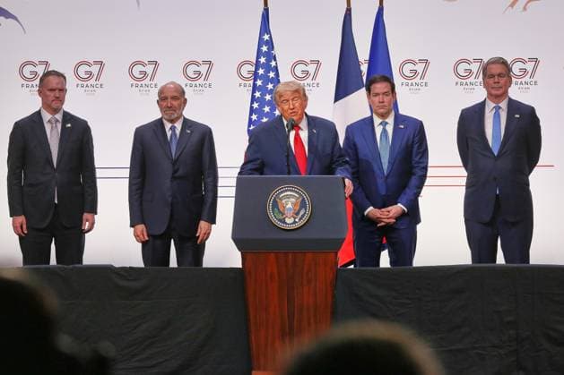 Évian-les-Bains, Frankreich, 17.06.2026: G7-Gipfel: US-Präsident Donald Trump gibt am letzten Gipfeltag eine Pressekonferenz, hinter ihm stehen (L-R) Handelsbeauftragter Jamieson Greer, Handelsminister Howard Lutnick, Außenminister Marco Rubio, Finanzminister Scott Bessent *** Évian-les-Bains, France, June 17, 2026 G7 Summit Copyright: xdtsxNachrichtenagenturx dts_123729