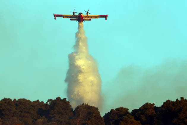 Wildfire continues to burn in Sicily s Trapani region as aerial response intensifies TRAPANI, ITALY - JUNE 17: Firefighting aircraft and helicopters operate to extinguish a wildfire that broke out in a maquis area near the Grande Montagna location in Trapani, on the west of Italy s Sicily Island, on June 17, 2026. The wildfire, which started yesterday afternoon, continues to spread despite ongoing aerial and ground efforts. Alberto Lo Bianco Anadolu Trapani Italy. Editorial use only. Please get in touch for any other usage.  Copyright: x2026xAnadoluxAlbertoxLoxBiancox