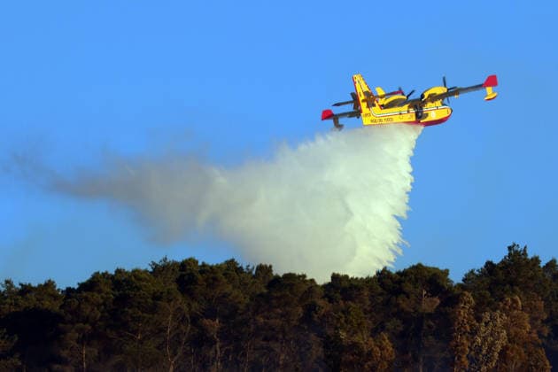 Wildfire continues to burn in Sicily s Trapani region as aerial response intensifies TRAPANI, ITALY - JUNE 17: Firefighting aircraft and helicopters operate to extinguish a wildfire that broke out in a maquis area near the Grande Montagna location in Trapani, on the west of Italy s Sicily Island, on June 17, 2026. The wildfire, which started yesterday afternoon, continues to spread despite ongoing aerial and ground efforts. Alberto Lo Bianco Anadolu Trapani Italy. Editorial use only. Please get in touch for any other usage.  Copyright: x2026xAnadoluxAlbertoxLoxBiancox