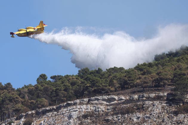 Wildfire continues to burn in Sicily s Trapani region as aerial response intensifies TRAPANI, ITALY - JUNE 17: Firefighting aircraft and helicopters operate to extinguish a wildfire that broke out in a maquis area near the Grande Montagna location in Trapani, on the west of Italy s Sicily Island, on June 17, 2026. The wildfire, which started yesterday afternoon, continues to spread despite ongoing aerial and ground efforts. Alberto Lo Bianco Anadolu Trapani Italy. Editorial use only. Please get in touch for any other usage.  Copyright: x2026xAnadoluxAlbertoxLoxBiancox