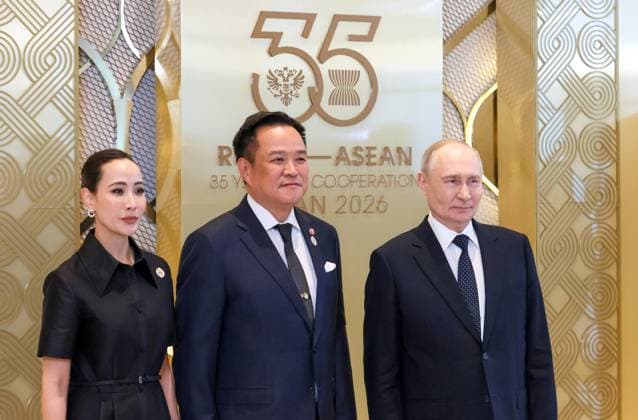 Russia ASEAN Summit 9191005 17.06.2026 Russian President Vladimir Putin, Thai Prime Minister Anutin Charnvirakul and his spouse Thananon attend an official welcoming ceremony for heads of delegations taking part in the Russia-ASEAN Summit in Kazan, Republic of Tatarstan, Russia. Mikhail Metzel Sputnik Kazan Republic of Tatarstan Russia  Copyright: xMikhailxMetzelx