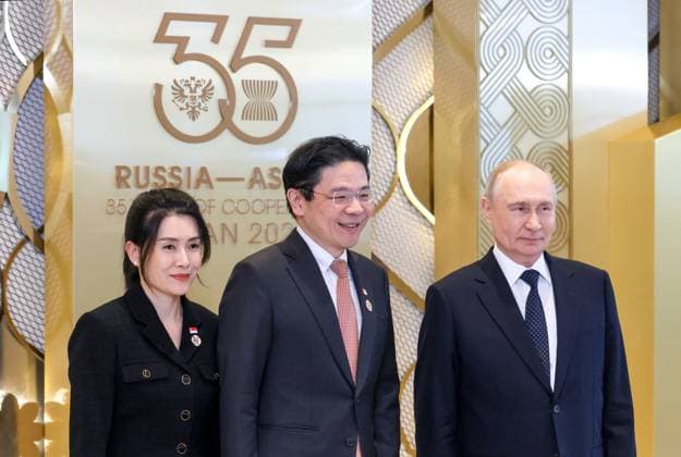Russia ASEAN Summit 9191006 17.06.2026 Russian President Vladimir Putin, Singaporean Prime Minister Lawrence Wong and his spouse Loo Tze Lui attend an official welcoming ceremony for heads of delegations taking part in the Russia-ASEAN Summit in Kazan, Republic of Tatarstan, Russia. Mikhail Metzel Sputnik Kazan Republic of Tatarstan Russia  Copyright: xMikhailxMetzelx