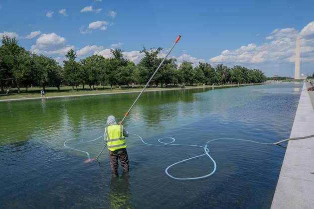 June 17, 2026, Washington, District Of Columbia, United States: Members of the National Park Service continue removing residual algae from the Lincoln Memorial Reflecting Pool on the National Mall in Washington, D.C. Officials said the algae bloom resulted from residual algae left in the system during the restart of pool operations following recent renovations, and crews have made significant progress restoring water quality. Washington United States - ZUMAk206 20260617_znp_k206_001 Copyright: xMattxKaminskyx