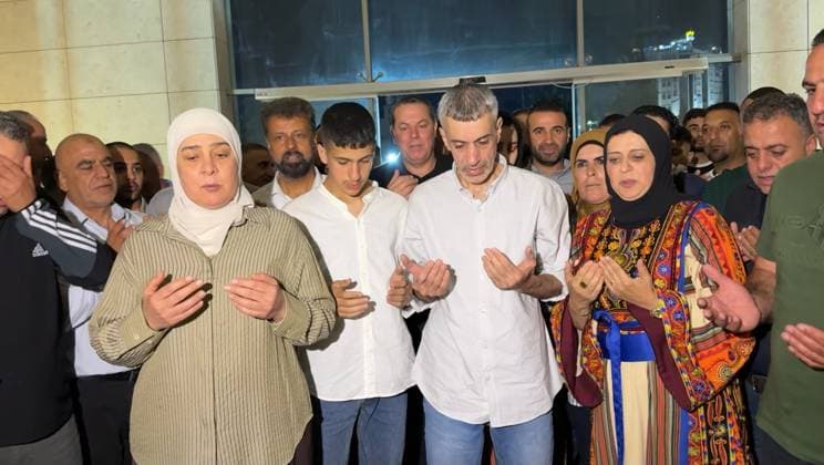 Freed Palestinian Prisoner Abdul Karim Al-Rimawi Welcomed in Ramallah RAMALLAH, WEST BANK 17 JUNE 2026: Family members and supporters of freed Palestinian prisoner Abdul Karim Al-Rimawi gather during a reception ceremony in Ramallah following his release after 25 years in prison. The gathering included a visit to the mausoleum of late Palestinian leader Yasser Arafat, where relatives reunited with Al-Rimawi for the first time in decades. Ramallah Palestine, State of Copyright: x xSalmanxMohsenxAlkhatibx xJNAxPressx