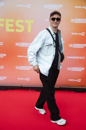 Jan BOEHMERMANN, Böhmermann, Moderator Portraet, Porträt, Portrait, Angeschnittenes Einzelbild, Einzelmotiv, Roter Teppich, Red Carpet Show, Ankunft, arrival, Sommerfest der Film und Medienstiftung NRW in Koeln, 17.06.2026. *** Jan BOEHMERMANN, Böhmermann, Host, Portrait, Single Frame, Single Motif, Red Carpet, Red Carpet Show, Arrival, Summer Festival of the Film and Media Foundation NRW in Cologne, June 17, 2026,detected_source_language