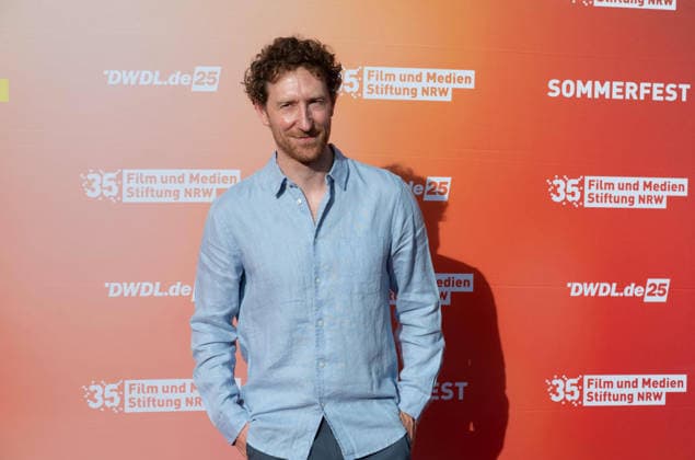 Louis KLAMROTH, Moderator, Portraet, Porträt, Portrait, Angeschnittenes Einzelbild, Einzelmotiv, Roter Teppich, Red Carpet Show, Ankunft, arrival, Sommerfest der Film und Medienstiftung NRW in Koeln, 17.06.2026. *** Louis KLAMROTH, Host, Portrait, Close-up, Single Image, Single Motif, Red Carpet, Red Carpet Show, Arrival, Summer Party of the Film and Media Foundation NRW in Cologne, June 17, 2026,detected_source_language