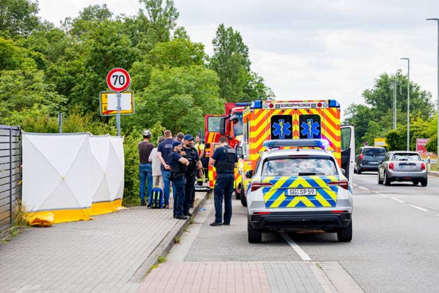 Kollision zwischen zwei Radfahrern - 80-jährige tödlich verletzt Am 17.06.2026 kam es gegen 13:50 Uhr in Kelsterbach auf dem gemeinsamen Geh- und Radweg an der Rüsselsheimer Straße im Bereich des Staudenrings zu einer Kollision zwischen zwei Radfahrenden. Eine 80-jährige Frau und ein 58-jähriger Mann stießen aus bislang ungeklärter Ursache zusammen, woraufhin die Frau stürzte und so schwere Verletzungen erlitt, dass sie noch an der Unfallstelle verstarb. Der 58-Jährige wurde leicht verletzt. Auf Antrag der Staatsanwaltschaft Darmstadt wurde ein Sachverständiger hinzugezogen; ein Polizeihubschrauber fertigte Luftaufnahmen der Unfallstelle an. Kelsterbach Hessen Deutschland *** Collision Between Two Cyclists; 80-Year-Old Fatally I