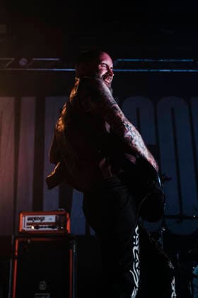 Konzert von Alexisonfire in Berlin Am 17.06.2026 spielte die kanadische Post-Hardcore-Band Alexisonfire ein Konzert im Berliner Huxleys Neue Welt. Im Bild Bassist Chris Steele., Berlin Berlin Deutschland Neukölln *** Alexisonfire Concert in Berlin On June 17, 2026, the Canadian post-hardcore band Alexisonfire played a concert at Huxleys Neue Welt in Berlin. Pictured