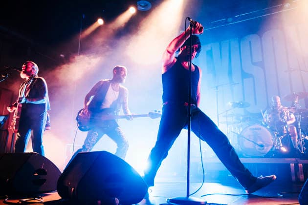 Konzert von Alexisonfire in Berlin Am 17.06.2026 spielte die kanadische Post-Hardcore-Band Alexisonfire ein Konzert im Berliner Huxleys Neue Welt. Im Bild Sänger George Pettit, Bassist Chris Steele, Gitarrist Dallas Greene und Schlagzeuger Jordan Ratbeard Hastings., Berlin Berlin Deutschland Neukölln *** Alexisonfire Concert in Berlin On June 17, 2026, the Canadian post-hardcore band Alexisonfire played a concert at Huxleys Neue Welt in Berlin. Pictured are singer George Pettit, bassist Chris Steele, guitarist Dallas Greene, and drummer Jordan Ratbeard Hastings, Berlin, Berlin, Germany, Neukölln,detected_source_language
