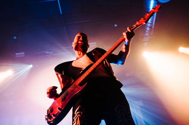Konzert von Alexisonfire in Berlin Am 17.06.2026 spielte die kanadische Post-Hardcore-Band Alexisonfire ein Konzert im Berliner Huxleys Neue Welt. Im Bild Bassist Chris Steele., Berlin Berlin Deutschland Neukölln *** Alexisonfire Concert in Berlin On June 17, 2026, the Canadian post-hardcore band Alexisonfire played a concert at Huxleys Neue Welt in Berlin. Pictured