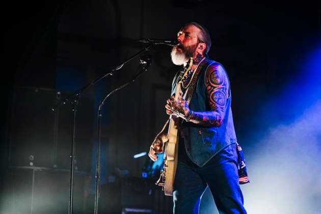 Konzert von Alexisonfire in Berlin Am 17.06.2026 spielte die kanadische Post-Hardcore-Band Alexisonfire ein Konzert im Berliner Huxleys Neue Welt. Im Bild Gitarrist Dallas Greene., Berlin Berlin Deutschland Neukölln *** Alexisonfire Concert in Berlin On June 17, 2026, the Canadian post-hardcore band Alexisonfire played a concert at Huxleys Neue Welt in Berlin. Pictured
