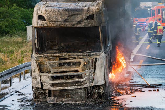LKW-Sattelzug auf der A60 in Vollbrand Am 17.06.2026 brannte auf der A60 bei Rüsselsheim-Mitte ein LKW-Sattelzug im Bereich des Fahrerhauses in Vollbrand, das Feuer griff auf den Auflieger über. Die Feuerwehr Rüsselsheim war gegen 20:37 Uhr alarmiert worden. Der Fahrer rettete sich selbstständig aus dem Fahrerhaus. Die Feuerwehr löschte mit Schaum und setzte mehrere Tanklöschfahrzeuge zur Wasserversorgung ein. Die A60 Fahrtrichtung Mainz war aufgrund der Lösch- und Bergungsmaßnahmen gesperrt; die Brandursache blieb zunächst ungeklärt. Rüsselsheim am Main A60 Hessen Deutschland *** Truck-Trailer Combination Fully Ablaze on the A60 On June 17, 2026, a truck-trailer combination caught fire in the cab area on the A60 near Rüsselsheim