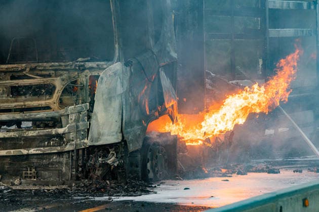 LKW-Sattelzug auf der A60 in Vollbrand Am 17.06.2026 brannte auf der A60 bei Rüsselsheim-Mitte ein LKW-Sattelzug im Bereich des Fahrerhauses in Vollbrand, das Feuer griff auf den Auflieger über. Die Feuerwehr Rüsselsheim war gegen 20:37 Uhr alarmiert worden. Der Fahrer rettete sich selbstständig aus dem Fahrerhaus. Die Feuerwehr löschte mit Schaum und setzte mehrere Tanklöschfahrzeuge zur Wasserversorgung ein. Die A60 Fahrtrichtung Mainz war aufgrund der Lösch- und Bergungsmaßnahmen gesperrt; die Brandursache blieb zunächst ungeklärt. Rüsselsheim am Main A60 Hessen Deutschland *** Truck-Trailer Combination Fully Ablaze on the A60 On June 17, 2026, a truck-trailer combination caught fire in the cab area on the A60 near Rüsselsheim