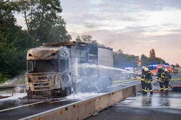 LKW-Sattelzug auf der A60 in Vollbrand Am 17.06.2026 brannte auf der A60 bei Rüsselsheim-Mitte ein LKW-Sattelzug im Bereich des Fahrerhauses in Vollbrand, das Feuer griff auf den Auflieger über. Die Feuerwehr Rüsselsheim war gegen 20:37 Uhr alarmiert worden. Der Fahrer rettete sich selbstständig aus dem Fahrerhaus. Die Feuerwehr löschte mit Schaum und setzte mehrere Tanklöschfahrzeuge zur Wasserversorgung ein. Die A60 Fahrtrichtung Mainz war aufgrund der Lösch- und Bergungsmaßnahmen gesperrt; die Brandursache blieb zunächst ungeklärt. Rüsselsheim am Main A60 Hessen Deutschland *** Truck-Trailer Combination Fully Ablaze on the A60 On June 17, 2026, a truck-trailer combination caught fire in the cab area on the A60 near Rüsselsheim