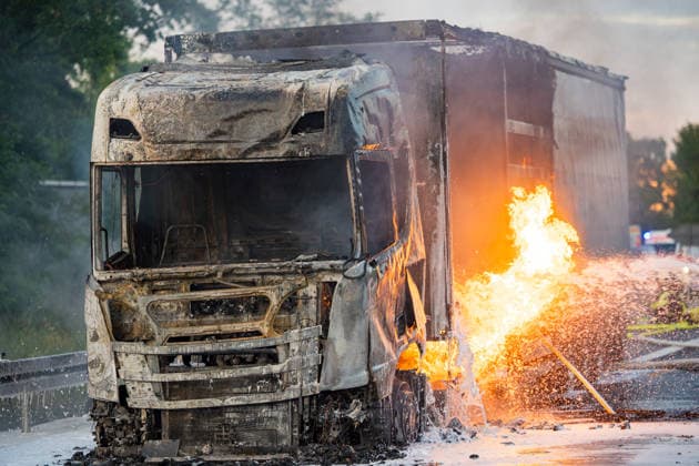 LKW-Sattelzug auf der A60 in Vollbrand Am 17.06.2026 brannte auf der A60 bei Rüsselsheim-Mitte ein LKW-Sattelzug im Bereich des Fahrerhauses in Vollbrand, das Feuer griff auf den Auflieger über. Die Feuerwehr Rüsselsheim war gegen 20:37 Uhr alarmiert worden. Der Fahrer rettete sich selbstständig aus dem Fahrerhaus. Die Feuerwehr löschte mit Schaum und setzte mehrere Tanklöschfahrzeuge zur Wasserversorgung ein. Die A60 Fahrtrichtung Mainz war aufgrund der Lösch- und Bergungsmaßnahmen gesperrt; die Brandursache blieb zunächst ungeklärt. Rüsselsheim am Main A60 Hessen Deutschland *** Truck-Trailer Combination Fully Ablaze on the A60 On June 17, 2026, a truck-trailer combination caught fire in the cab area on the A60 near Rüsselsheim