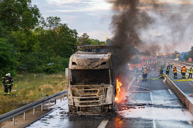 LKW-Sattelzug auf der A60 in Vollbrand Am 17.06.2026 brannte auf der A60 bei Rüsselsheim-Mitte ein LKW-Sattelzug im Bereich des Fahrerhauses in Vollbrand, das Feuer griff auf den Auflieger über. Die Feuerwehr Rüsselsheim war gegen 20:37 Uhr alarmiert worden. Der Fahrer rettete sich selbstständig aus dem Fahrerhaus. Die Feuerwehr löschte mit Schaum und setzte mehrere Tanklöschfahrzeuge zur Wasserversorgung ein. Die A60 Fahrtrichtung Mainz war aufgrund der Lösch- und Bergungsmaßnahmen gesperrt; die Brandursache blieb zunächst ungeklärt. Rüsselsheim am Main A60 Hessen Deutschland *** Truck-Trailer Combination Fully Ablaze on the A60 On June 17, 2026, a truck-trailer combination caught fire in the cab area on the A60 near Rüsselsheim