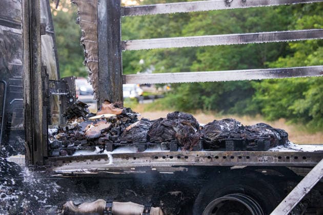 LKW-Sattelzug auf der A60 in Vollbrand Am 17.06.2026 brannte auf der A60 bei Rüsselsheim-Mitte ein LKW-Sattelzug im Bereich des Fahrerhauses in Vollbrand, das Feuer griff auf den Auflieger über. Die Feuerwehr Rüsselsheim war gegen 20:37 Uhr alarmiert worden. Der Fahrer rettete sich selbstständig aus dem Fahrerhaus. Die Feuerwehr löschte mit Schaum und setzte mehrere Tanklöschfahrzeuge zur Wasserversorgung ein. Die A60 Fahrtrichtung Mainz war aufgrund der Lösch- und Bergungsmaßnahmen gesperrt; die Brandursache blieb zunächst ungeklärt. Rüsselsheim am Main A60 Hessen Deutschland *** Truck-Trailer Combination Fully Ablaze on the A60 On June 17, 2026, a truck-trailer combination caught fire in the cab area on the A60 near Rüsselsheim