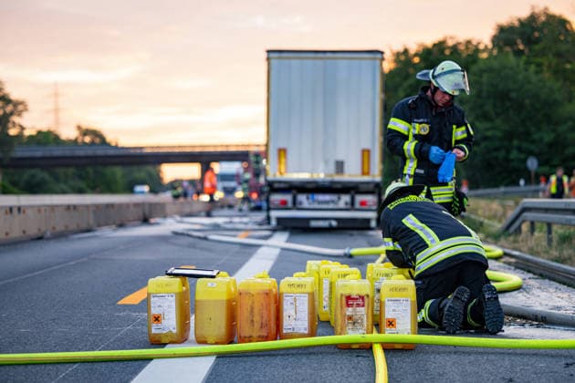 LKW-Sattelzug auf der A60 in Vollbrand Am 17.06.2026 brannte auf der A60 bei Rüsselsheim-Mitte ein LKW-Sattelzug im Bereich des Fahrerhauses in Vollbrand, das Feuer griff auf den Auflieger über. Die Feuerwehr Rüsselsheim war gegen 20:37 Uhr alarmiert worden. Der Fahrer rettete sich selbstständig aus dem Fahrerhaus. Die Feuerwehr löschte mit Schaum und setzte mehrere Tanklöschfahrzeuge zur Wasserversorgung ein. Die A60 Fahrtrichtung Mainz war aufgrund der Lösch- und Bergungsmaßnahmen gesperrt; die Brandursache blieb zunächst ungeklärt. Rüsselsheim am Main A60 Hessen Deutschland *** Truck-Trailer Combination Fully Ablaze on the A60 On June 17, 2026, a truck-trailer combination caught fire in the cab area on the A60 near Rüsselsheim