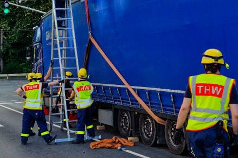 Verkehrschaos in Solingen - LKW drohte umzustürzen - 20 Tonnen Powerbanks auf Ladefläche verrutscht - 9000 km auf eigener Achse zurückgelegt Ein stundenlanges Verkehrschaos rund um die Kreuzung Schlagbaum verursachte am Mittwochnachmittag ein 38 jähriger LKW-Fahrer. Ein Zeuge meldete bereits auf der A1 einen LKW, dessen Auflieger sich erheblich zur Seite geneigt hatte und dessen Ladung bereits die Plane nach außen drückte. Die Autobahnpolizei rückte an, konnte jedoch aufgrund der weiten Anfahrt einige Zeit nicht zum Lastwagen aufschließen. Der LKW-Fahrer fuhr von der A1 auf die A46 und im weiteren Verlauf auf die L74 in Richtung Solingen. Auf der Kuller Straße konnten Polizeikräfte das Fahrzeug dann an der Kreuzung Schlagbaumer S