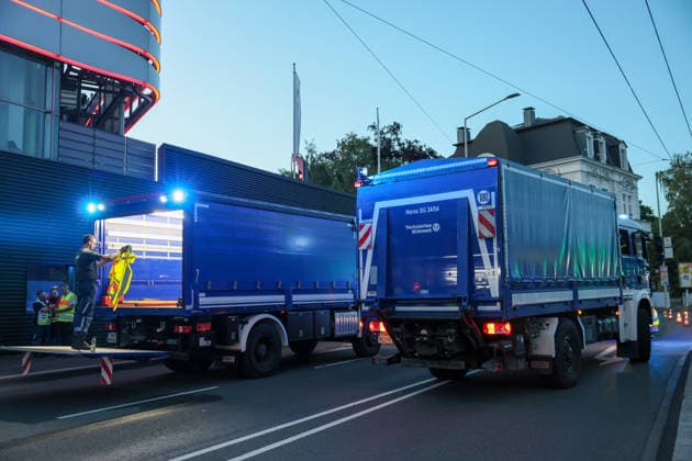 Verkehrschaos in Solingen - LKW drohte umzustürzen - 20 Tonnen Powerbanks auf Ladefläche verrutscht - 9000 km auf eigener Achse zurückgelegt Ein stundenlanges Verkehrschaos rund um die Kreuzung Schlagbaum verursachte am Mittwochnachmittag ein 38 jähriger LKW-Fahrer. Ein Zeuge meldete bereits auf der A1 einen LKW, dessen Auflieger sich erheblich zur Seite geneigt hatte und dessen Ladung bereits die Plane nach außen drückte. Die Autobahnpolizei rückte an, konnte jedoch aufgrund der weiten Anfahrt einige Zeit nicht zum Lastwagen aufschließen. Der LKW-Fahrer fuhr von der A1 auf die A46 und im weiteren Verlauf auf die L74 in Richtung Solingen. Auf der Kuller Straße konnten Polizeikräfte das Fahrzeug dann an der Kreuzung Schlagbaumer S