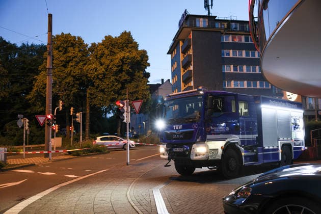 Verkehrschaos in Solingen - LKW drohte umzustürzen - 20 Tonnen Powerbanks auf Ladefläche verrutscht - 9000 km auf eigener Achse zurückgelegt Ein stundenlanges Verkehrschaos rund um die Kreuzung Schlagbaum verursachte am Mittwochnachmittag ein 38 jähriger LKW-Fahrer. Ein Zeuge meldete bereits auf der A1 einen LKW, dessen Auflieger sich erheblich zur Seite geneigt hatte und dessen Ladung bereits die Plane nach außen drückte. Die Autobahnpolizei rückte an, konnte jedoch aufgrund der weiten Anfahrt einige Zeit nicht zum Lastwagen aufschließen. Der LKW-Fahrer fuhr von der A1 auf die A46 und im weiteren Verlauf auf die L74 in Richtung Solingen. Auf der Kuller Straße konnten Polizeikräfte das Fahrzeug dann an der Kreuzung Schlagbaumer S