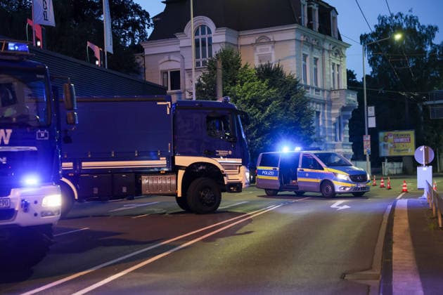 Verkehrschaos in Solingen - LKW drohte umzustürzen - 20 Tonnen Powerbanks auf Ladefläche verrutscht - 9000 km auf eigener Achse zurückgelegt Ein stundenlanges Verkehrschaos rund um die Kreuzung Schlagbaum verursachte am Mittwochnachmittag ein 38 jähriger LKW-Fahrer. Ein Zeuge meldete bereits auf der A1 einen LKW, dessen Auflieger sich erheblich zur Seite geneigt hatte und dessen Ladung bereits die Plane nach außen drückte. Die Autobahnpolizei rückte an, konnte jedoch aufgrund der weiten Anfahrt einige Zeit nicht zum Lastwagen aufschließen. Der LKW-Fahrer fuhr von der A1 auf die A46 und im weiteren Verlauf auf die L74 in Richtung Solingen. Auf der Kuller Straße konnten Polizeikräfte das Fahrzeug dann an der Kreuzung Schlagbaumer S
