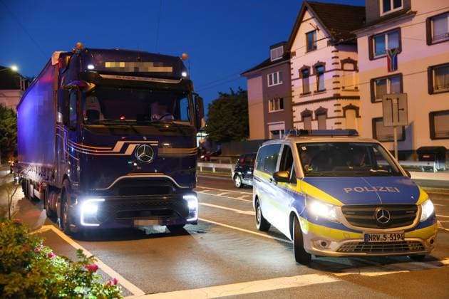 Verkehrschaos in Solingen - LKW drohte umzustürzen - 20 Tonnen Powerbanks auf Ladefläche verrutscht - 9000 km auf eigener Achse zurückgelegt Ein stundenlanges Verkehrschaos rund um die Kreuzung Schlagbaum verursachte am Mittwochnachmittag ein 38 jähriger LKW-Fahrer. Ein Zeuge meldete bereits auf der A1 einen LKW, dessen Auflieger sich erheblich zur Seite geneigt hatte und dessen Ladung bereits die Plane nach außen drückte. Die Autobahnpolizei rückte an, konnte jedoch aufgrund der weiten Anfahrt einige Zeit nicht zum Lastwagen aufschließen. Der LKW-Fahrer fuhr von der A1 auf die A46 und im weiteren Verlauf auf die L74 in Richtung Solingen. Auf der Kuller Straße konnten Polizeikräfte das Fahrzeug dann an der Kreuzung Schlagbaumer S