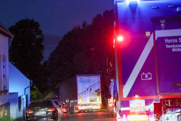 Verkehrschaos in Solingen - LKW drohte umzustürzen - 20 Tonnen Powerbanks auf Ladefläche verrutscht - 9000 km auf eigener Achse zurückgelegt Ein stundenlanges Verkehrschaos rund um die Kreuzung Schlagbaum verursachte am Mittwochnachmittag ein 38 jähriger LKW-Fahrer. Ein Zeuge meldete bereits auf der A1 einen LKW, dessen Auflieger sich erheblich zur Seite geneigt hatte und dessen Ladung bereits die Plane nach außen drückte. Die Autobahnpolizei rückte an, konnte jedoch aufgrund der weiten Anfahrt einige Zeit nicht zum Lastwagen aufschließen. Der LKW-Fahrer fuhr von der A1 auf die A46 und im weiteren Verlauf auf die L74 in Richtung Solingen. Auf der Kuller Straße konnten Polizeikräfte das Fahrzeug dann an der Kreuzung Schlagbaumer S