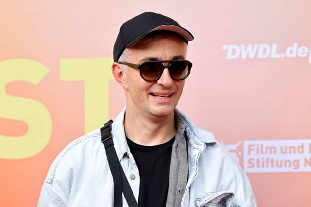 Komiker Jan Böhmermann beim Sommerfest zum 35-jährigen Bestehen der Film- und Medienstiftung NRW sowie dem 25-jährigen Jubiläum des Medienmagazins DWDL im Park Cafe im Rheinpark. Köln, 17.06.2026 NRW Deutschland *** Comedian Jan Böhmermann at the summer festival celebrating the 35th anniversary of the Film and Media Foundation NRW and the 25th anniversary of the media magazine DWDL at the Park Cafe in Cologne’s Rheinpark, June 17, 2026, NRW, Germany,detected_source_language Copyright: xChristophxHardtx