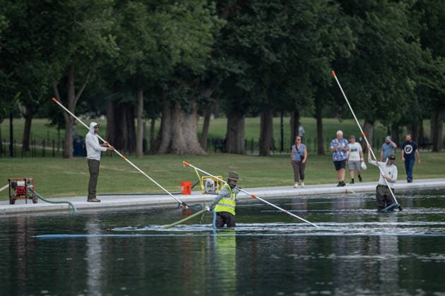 June 17, 2026, Washington, District Of Columbia, United States: Members of the National Park Service continue removing residual algae from the Lincoln Memorial Reflecting Pool on the National Mall in Washington, D.C. Officials said the algae bloom resulted from residual algae left in the system during the restart of pool operations following recent renovations, and crews have made significant progress restoring water quality. Washington United States - ZUMAk206 20260617_znp_k206_013 Copyright: xMattxKaminskyx