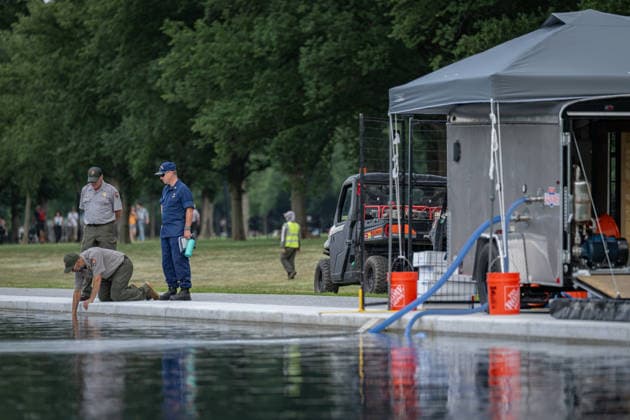 June 17, 2026, Washington, District Of Columbia, United States: Members of the National Park Service check water quality at the Lincoln Memorial Reflecting Pool on the National Mall in Washington, D.C., as crews continue addressing a residual algae bloom that officials said resulted from algae left in the system during the restart of pool operations following recent renovations. Washington United States - ZUMAk206 20260617_znp_k206_012 Copyright: xMattxKaminskyx