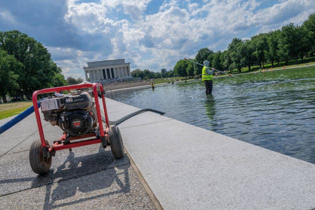 June 17, 2026, Washington, District Of Columbia, United States: Members of the National Park Service continue removing residual algae from the Lincoln Memorial Reflecting Pool on the National Mall in Washington, D.C. Officials said the algae bloom resulted from residual algae left in the system during the restart of pool operations following recent renovations, and crews have made significant progress restoring water quality. Washington United States - ZUMAk206 20260617_znp_k206_006 Copyright: xMattxKaminskyx