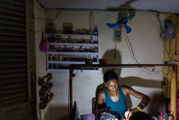 CUBA-HAVANA SOCIAL CRISIS AND WORLD CUP HAVANA, CUBA - JUNE 16, 2026: A woman works inside a neighborhood beauty shop using localized, battery-powered lighting during a power failure in Central Havana, Cuba, on June 16, 2026. Small private businesses must constantly adapt to daily multi-hour electricity disruptions to maintain their independent income. (Photo by Pablo Miranzo JNA Press via Nexpher Images) HAVANA