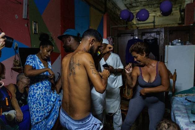 CUBA-HAVANA SOCIAL CRISIS AND WORLD CUP HAVANA, CUBA - JUNE 16, 2026: A group of residents celebrate and dance inside a home during the broadcast of the World Cup football match between Argentina and Algeria in Havana, Cuba, on June 16, 2026. The tournament provides moments of intense collective euphoria, offering a temporary escape from the difficult local realities. (Photo by Pablo Miranzo JNA Press via Nexpher Images) HAVANA
