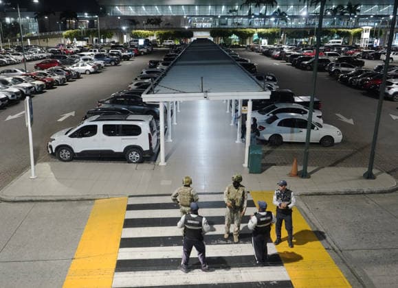 GYE HITMAN ATTACK AT GUAYAQUIL AIRPORT, Wednesday, June 17, 2026 An armed attack took place this afternoon at the José Joaquín de Olmedo Airport in Guayaquil; Preliminary reports indicate that two men were attacked in a hitman-style assault. Photos by César Munoz, API Guayaquil, Guayas, Ecuador. CLJ GYE HITMAN ATTACK AIRPORT db2107ef596bad8670b4b0c600592956,detected_source_language Copyright: xCÃ sarxMunozx
