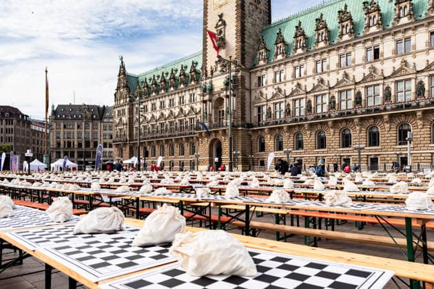 Deutschland, Hamburg, Rathausmarkt, Hamburger Rathaus, Schachturnier, Rechtes Alsterufer gegen Linkes Alsterufer, Linkes Alsterufer gegen Rechtes Alsterufer, größtes Schachturnier der Welt, Weltrekord, Schach, Chess, Chess Tournament, School Chess, Schulschach, Schulschachturnier, Schulschachmeisterschaft, Freiluftveranstaltung, Open-Air-Schachturnier, Rathausplatz, Innenstadt Hamburg, öffentliche Veranstaltung, Großveranstaltung, Tradition, Hamburger Tradition, Stadtleben, Eventfotografie, Dokumentarfotografie, Editorial Photography, Urban Photography, Reportagefotografie, Kulturveranstaltung, Bildung, Strategie, Denksport, Intelligenzspiel, Schachbretter, Schachfiguren, Spielfeld, Spielvorbereitung, Aufbau, Organisation, lange Tischre Copyright: xStefanxTrochax