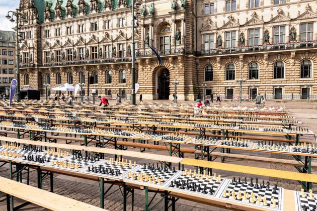 Deutschland, Hamburg, Rathausmarkt, Hamburger Rathaus, Schachturnier, Rechtes Alsterufer gegen Linkes Alsterufer, Linkes Alsterufer gegen Rechtes Alsterufer, größtes Schachturnier der Welt, Weltrekord, Schach, Chess, Chess Tournament, School Chess, Schulschach, Schulschachturnier, Schulschachmeisterschaft, Freiluftveranstaltung, Open-Air-Schachturnier, Rathausplatz, Innenstadt Hamburg, öffentliche Veranstaltung, Großveranstaltung, Tradition, Hamburger Tradition, Stadtleben, Eventfotografie, Dokumentarfotografie, Editorial Photography, Urban Photography, Reportagefotografie, Kulturveranstaltung, Bildung, Strategie, Denksport, Intelligenzspiel, Schachbretter, Schachfiguren, Spielfeld, Spielvorbereitung, Aufbau, Organisation, lange Tischre Copyright: xStefanxTrochax