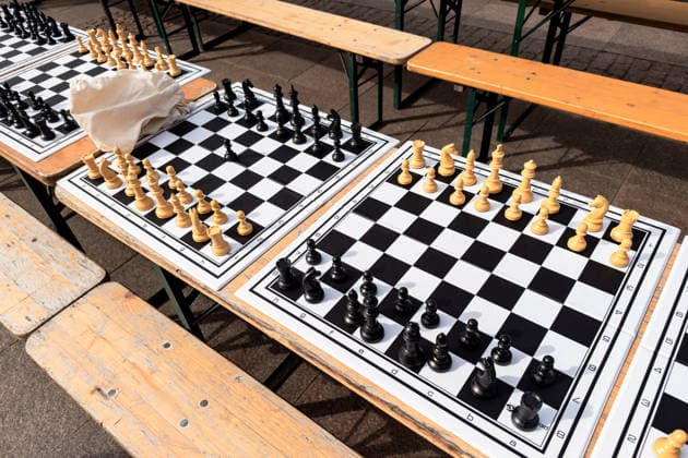 Deutschland, Hamburg, Rathausmarkt, Hamburger Rathaus, Schachturnier, Rechtes Alsterufer gegen Linkes Alsterufer, Linkes Alsterufer gegen Rechtes Alsterufer, größtes Schachturnier der Welt, Weltrekord, Schach, Chess, Chess Tournament, School Chess, Schulschach, Schulschachturnier, Schulschachmeisterschaft, Freiluftveranstaltung, Open-Air-Schachturnier, Rathausplatz, Innenstadt Hamburg, öffentliche Veranstaltung, Großveranstaltung, Tradition, Hamburger Tradition, Stadtleben, Eventfotografie, Dokumentarfotografie, Editorial Photography, Urban Photography, Reportagefotografie, Kulturveranstaltung, Bildung, Strategie, Denksport, Intelligenzspiel, Schachbretter, Schachfiguren, Spielfeld, Spielvorbereitung, Aufbau, Organisation, lange Tischre Copyright: xStefanxTrochax