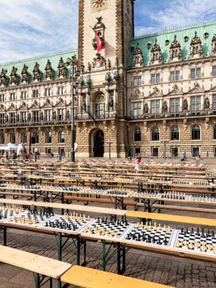 Deutschland, Hamburg, Rathausmarkt, Hamburger Rathaus, Schachturnier, Rechtes Alsterufer gegen Linkes Alsterufer, Linkes Alsterufer gegen Rechtes Alsterufer, größtes Schachturnier der Welt, Weltrekord, Schach, Chess, Chess Tournament, School Chess, Schulschach, Schulschachturnier, Schulschachmeisterschaft, Freiluftveranstaltung, Open-Air-Schachturnier, Rathausplatz, Innenstadt Hamburg, öffentliche Veranstaltung, Großveranstaltung, Tradition, Hamburger Tradition, Stadtleben, Eventfotografie, Dokumentarfotografie, Editorial Photography, Urban Photography, Reportagefotografie, Kulturveranstaltung, Bildung, Strategie, Denksport, Intelligenzspiel, Schachbretter, Schachfiguren, Spielfeld, Spielvorbereitung, Aufbau, Organisation, lange Tischre Copyright: xStefanxTrochax