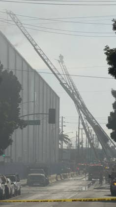 June 17, 2026, Los Angeles, California, USA: Los Angeles Fire Department ground crews and hazardous materials teams combat a massive blaze involving an ammonia gas leak inside a cold storage facility in the Boyle Heights neighborhood. Shelter-in-place orders were issued, as residents in the area are being urged to close their windows and doors, bring pets inside, turn off the A C and stay indoors until given the all-clear. Los Angeles USA - ZUMA 20260617_mda_c68_412 Copyright: xRingoxChiux