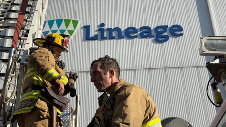 June 17, 2026, Los Angeles, California, USA: Los Angeles Fire Department ground crews and hazardous materials teams combat a massive blaze involving an ammonia gas leak inside a cold storage facility in the Boyle Heights neighborhood. Shelter-in-place orders were issued, as residents in the area are being urged to close their windows and doors, bring pets inside, turn off the A C and stay indoors until given the all-clear. Los Angeles USA - ZUMA 20260617_mda_c68_414 Copyright: xRingoxChiux