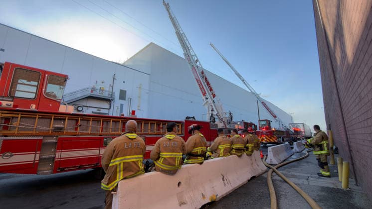 June 17, 2026, Los Angeles, California, USA: Los Angeles Fire Department ground crews and hazardous materials teams combat a massive blaze involving an ammonia gas leak inside a cold storage facility in the Boyle Heights neighborhood. Shelter-in-place orders were issued, as residents in the area are being urged to close their windows and doors, bring pets inside, turn off the A C and stay indoors until given the all-clear. Los Angeles USA - ZUMA 20260617_mda_c68_413 Copyright: xRingoxChiux