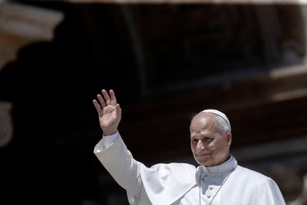 Pope Leo XIV s weekly general audience in Vatican - 17 Jun 2026 Pope Leo XIV leaves at the end of his weekly general audience at St. Peter s square. Vatican Vatican Copyright: xMariaxGraziaxPicciarellax xSOPAxImagesx MGPICCIARELLA_7745