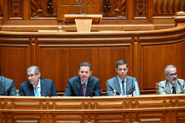 June 17, 2026, Lisbon, Lisbon, Portugal: Portuguese Prime Minister LUIS MONTENEGRO (C) sits on the government bench alongside Minister of State and Finance JOAQUIM MIRANDA SARMENTO (L), Minister of the Presidency ANToNIO LEIToÆ’O AMARO (R-C), and Minister of State and Foreign Affairs PAULO RANGEL (R) during the fortnightly debate (debate quinzenal) at the Assembleia da Republica (Portuguese Parliament) in Lisbon. Lisbon Portugal - ZUMAr238 20260617_zip_r238_010 Copyright: xRicardoxRochax