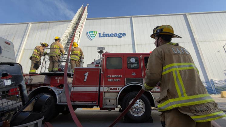 June 17, 2026, Los Angeles, California, USA: Los Angeles Fire Department ground crews and hazardous materials teams combat a massive blaze involving an ammonia gas leak inside a cold storage facility in the Boyle Heights neighborhood. Shelter-in-place orders were issued, as residents in the area are being urged to close their windows and doors, bring pets inside, turn off the A C and stay indoors until given the all-clear. Los Angeles USA - ZUMA 20260617_mda_c68_418 Copyright: xRingoxChiux
